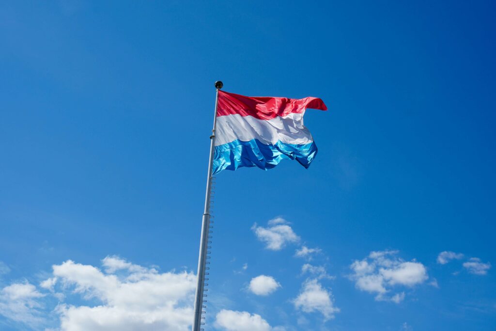 Luxembourg flag invest in luxembourg 