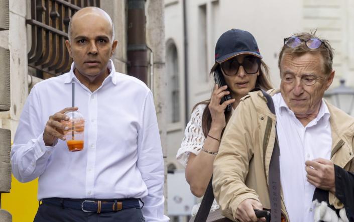 Ajay Hinduja (L) and his wife Namrata