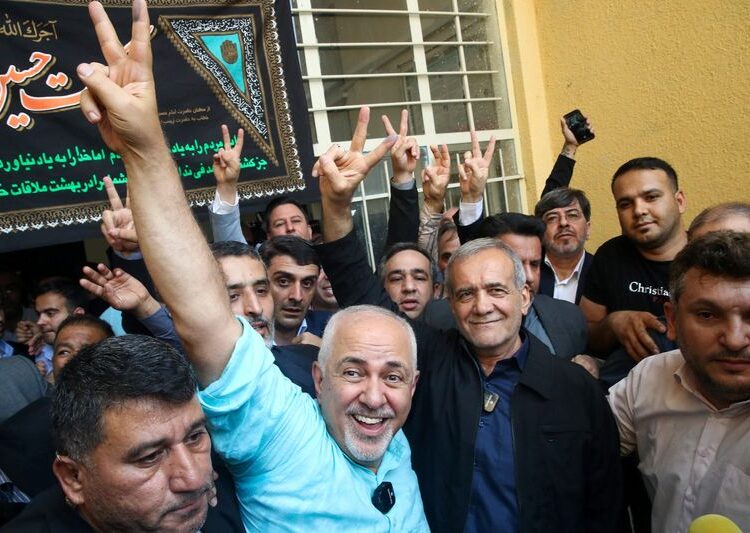 © Reuters. Iranian presidential candidate Masoud Pezeshkian waves at the crowd during the run-off presidential election between him and Saeed Jalili, in Tehran, Iran, July 5, 2024. Saeed Zareian/pool/WANA (West Asia News Agency) via REUTERS