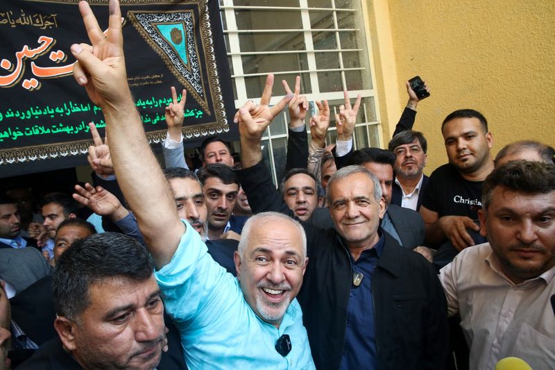 © Reuters. Iranian presidential candidate Masoud Pezeshkian waves at the crowd during the run-off presidential election between him and Saeed Jalili, in Tehran, Iran, July 5, 2024. Saeed Zareian/pool/WANA (West Asia News Agency) via REUTERS