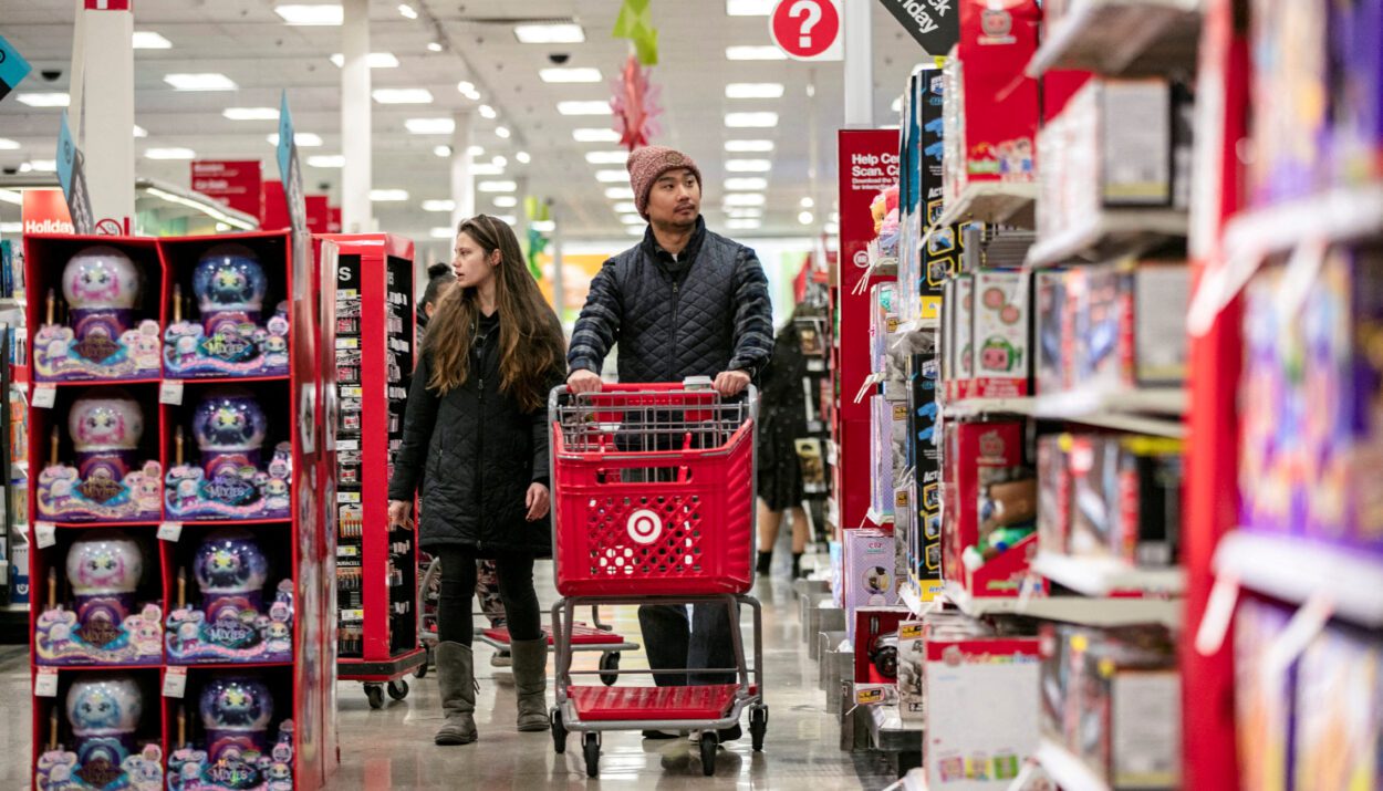 US Retail Spending Rises in August, But Consumers Are Growing More Cautious