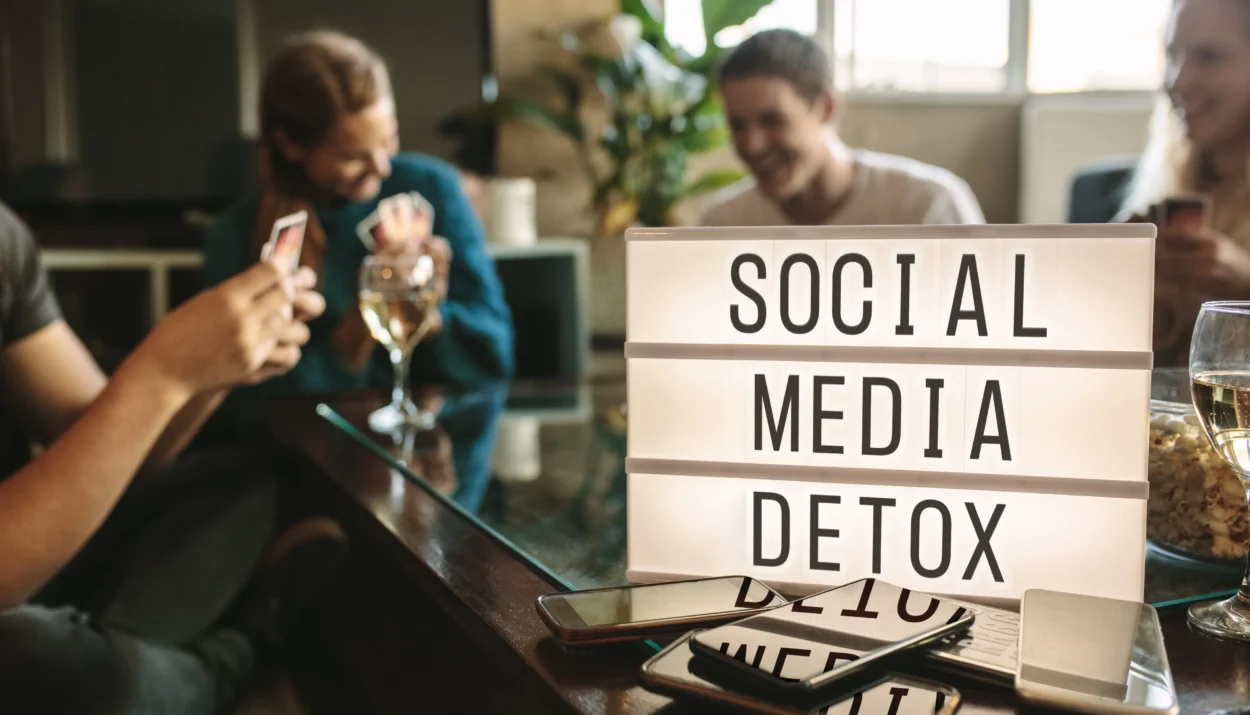 Digital Detox_ How to Balance Your Online and Offline Lives