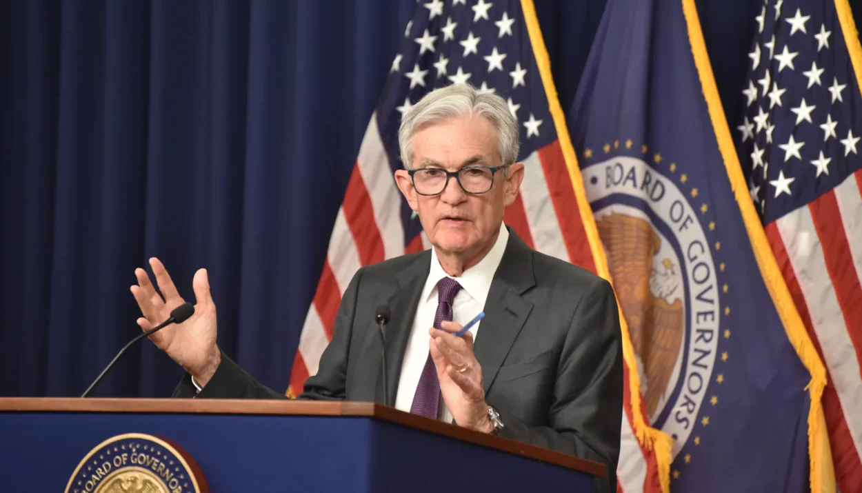 Fed Holds Rates Steady, Warns Tariff Shock Raises Risks to US Economy