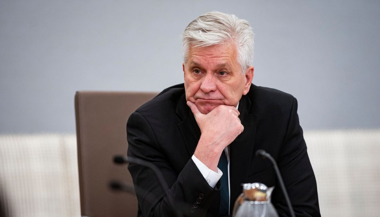 Fed Governor Calls for Rate Cuts as Soon as July
