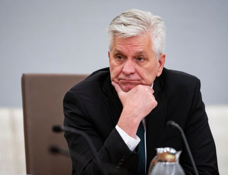 Fed Governor Calls for Rate Cuts as Soon as July