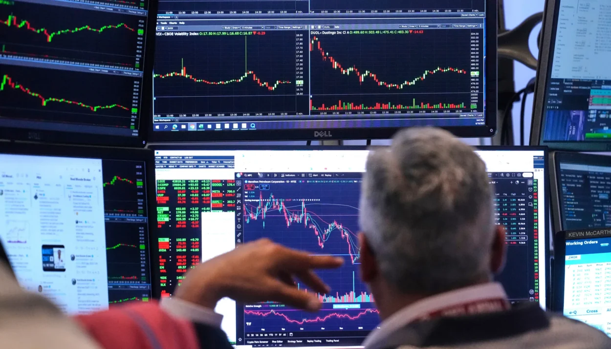 Global Rally Stalls in Asia, But Wall Street Futures Hold Gain