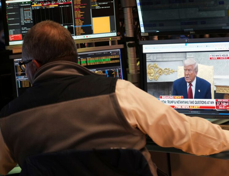 Trump Hails Record Markets, Presses Fed for Rate Cut Even as New Tariffs Loom