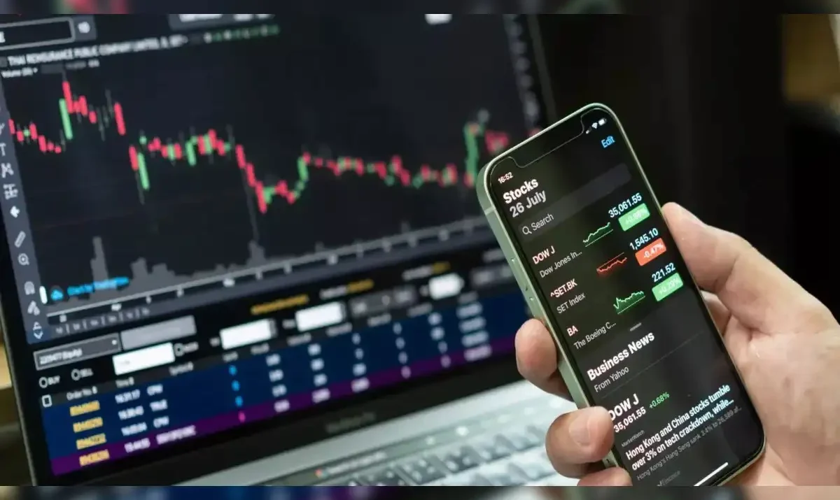 Stock Market Today, Tech Tumbles, Retail Steadies, Fed Looms