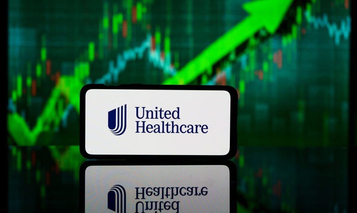 Why Warren Buffett and Hedge Funds Are Betting on UnitedHealth Stock (UNH)