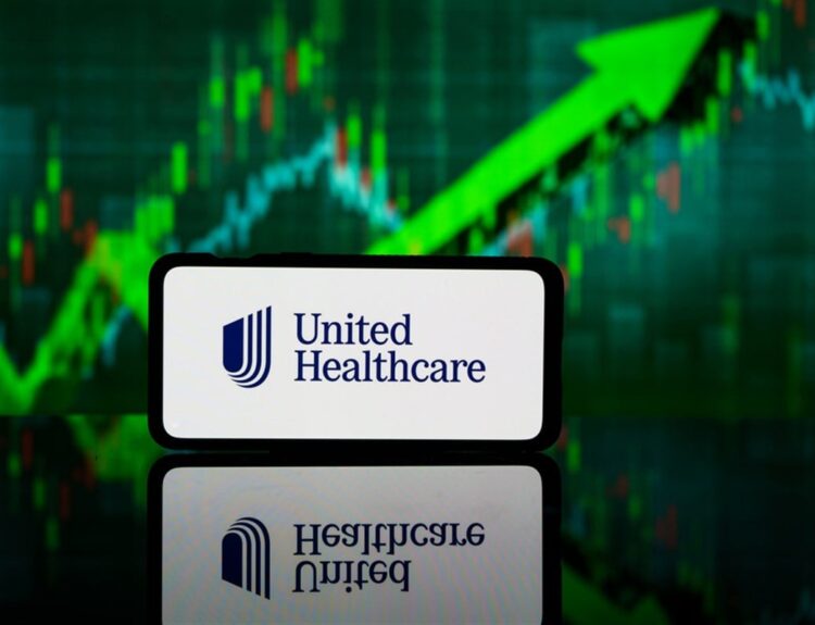 Why Warren Buffett and Hedge Funds Are Betting on UnitedHealth Stock (UNH)