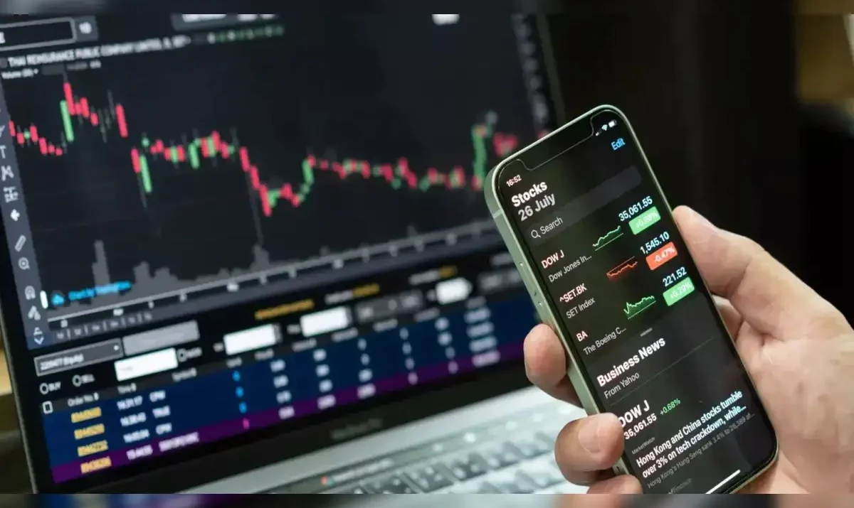 Markets Slide as Strong Data Lifts Yields, AI Stocks Sink