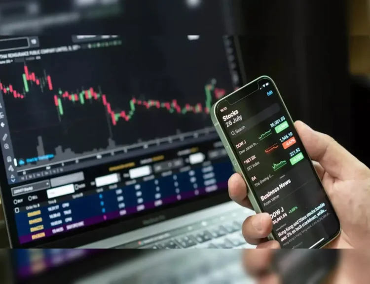 Markets Slide as Strong Data Lifts Yields, AI Stocks Sink