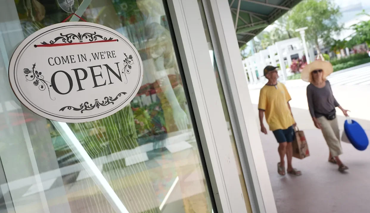 US Consumer Confidence Drops, Job Market Weakens as Shutdown Looms