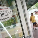 US Consumer Confidence Drops, Job Market Weakens as Shutdown Looms
