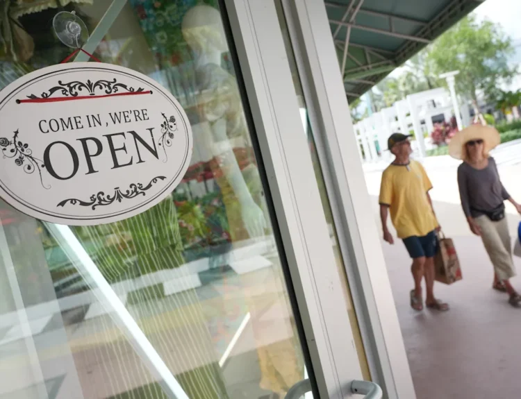 US Consumer Confidence Drops, Job Market Weakens as Shutdown Looms