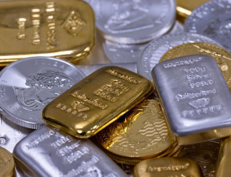 Gold Suffers Sharpest Drop in Over a Decade as Rally Cools; Silver Sinks 7%