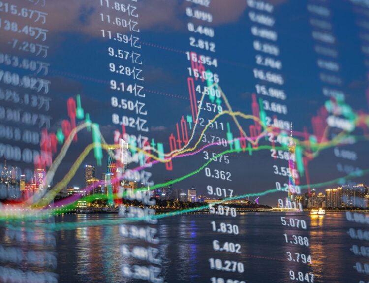 US Stocks Slide as Trade Tensions Dampen Earnings Optimism