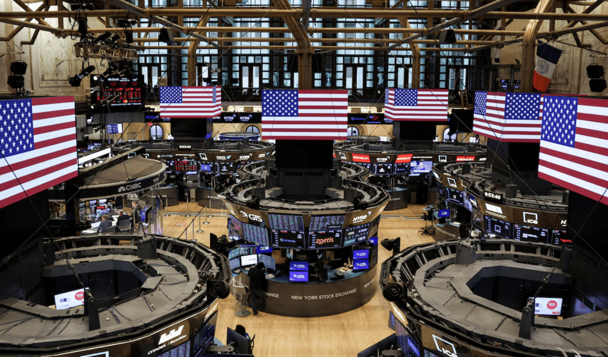 Wall Street Slips as Shutdown Drags On and Valuation Fears Creep In