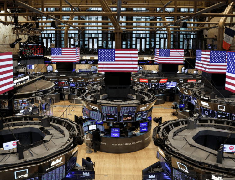 Wall Street Slips as Shutdown Drags On and Valuation Fears Creep In