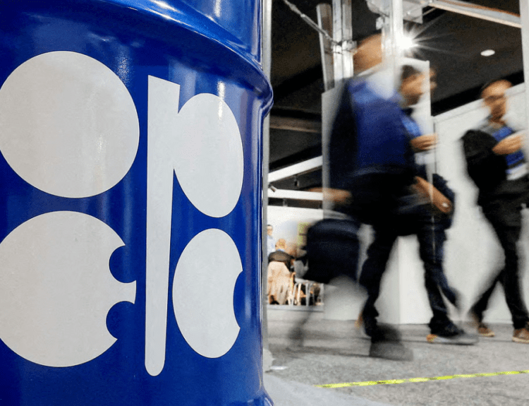 OPEC+ Holds Fire on Early-2026 Output Hikes Amid Supply Glut Worries