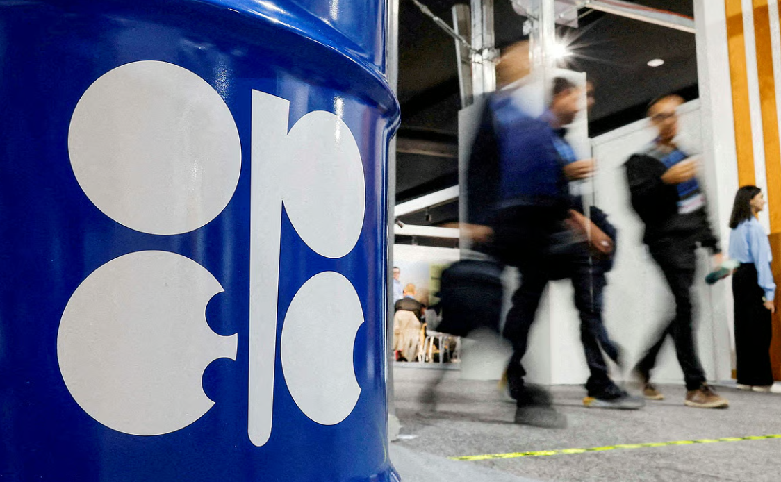 OPEC+ Holds Fire on Early-2026 Output Hikes Amid Supply Glut Worries