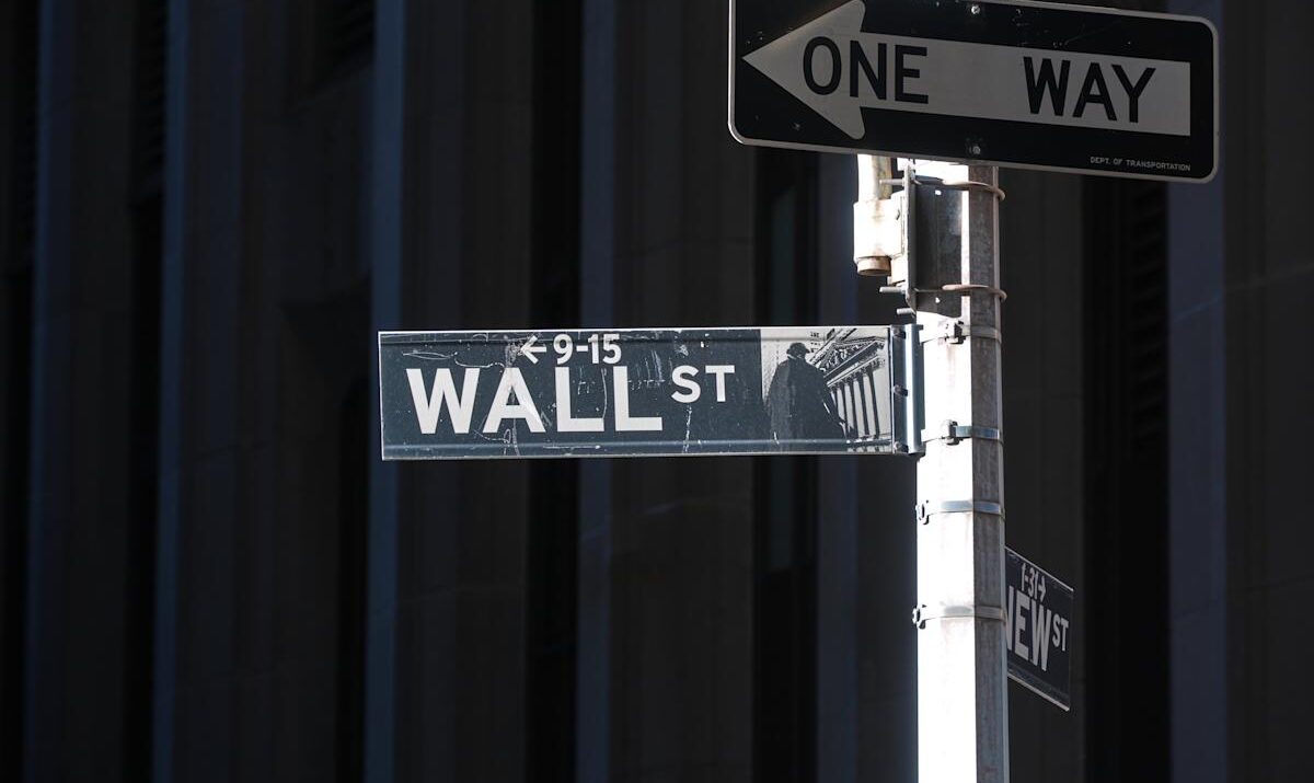 US Markets Slip as AI Valuation Fears Return