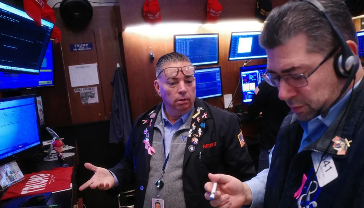 Wall Street Slides as AI Funding Fears Hit Tech Stocks