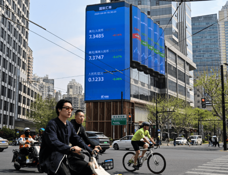 Dollar vs Yuan Debate Returns as Trump and China Eye Currency Shift in 2026