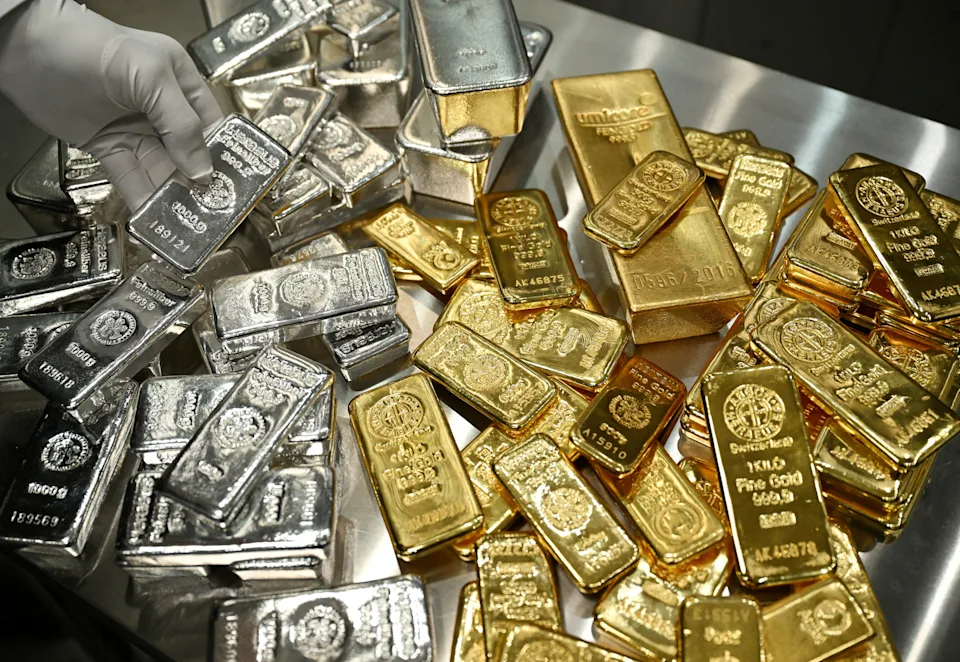 Gold Nears $5,000, Silver Smashes $100 as Metals Post Stunning Rally
