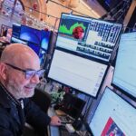 Stocks Split as Jobs Data and Trump’s Venezuela Oil Deal Take Spotlight