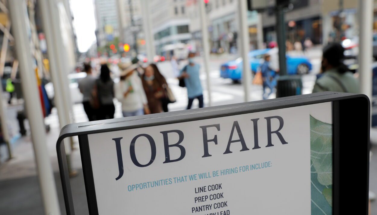 US Jobless Claims Fall Below Expectations as Layoffs Stay Low