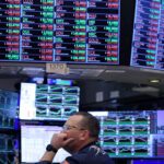 Wall Street Falls as Tech and Bank Stocks Lead Losses