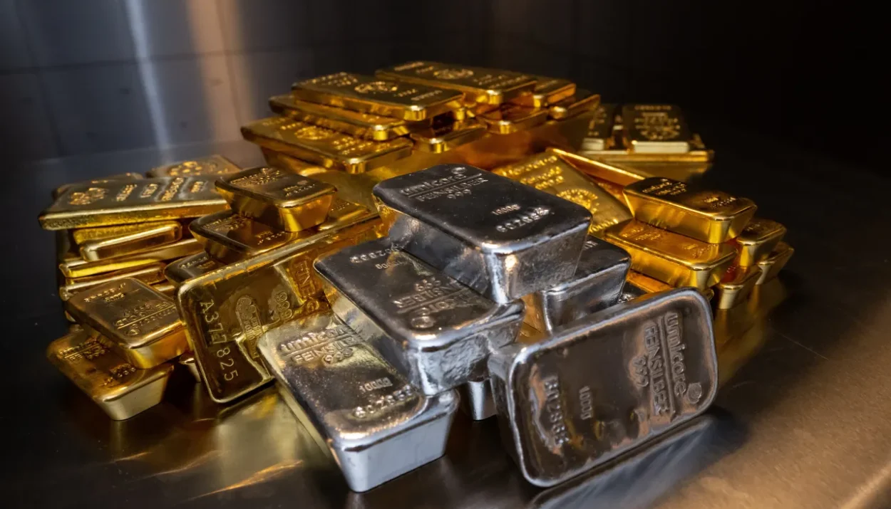 Gold Mining Stocks Slide as Rate Cut Hopes Fade