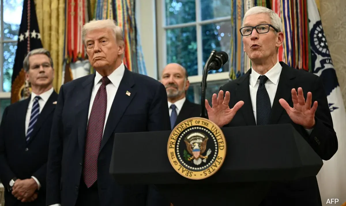 Trump Says Tim Cook Called to ‘Kiss My Ass’ as Apple CEO Steps Down