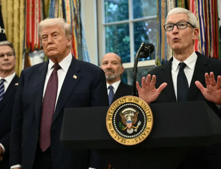 Trump Says Tim Cook Called to ‘Kiss My Ass’ as Apple CEO Steps Down