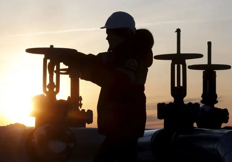 Oil dips below $80 for first time since March on hopes for full Hormuz reopening