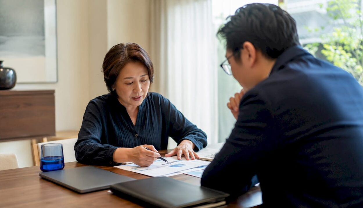 Client and advisor in consultation