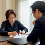 Client and advisor in consultation