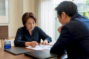 Client and advisor in consultation