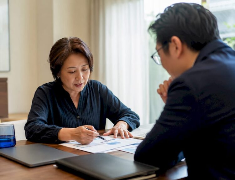 Client and advisor in consultation