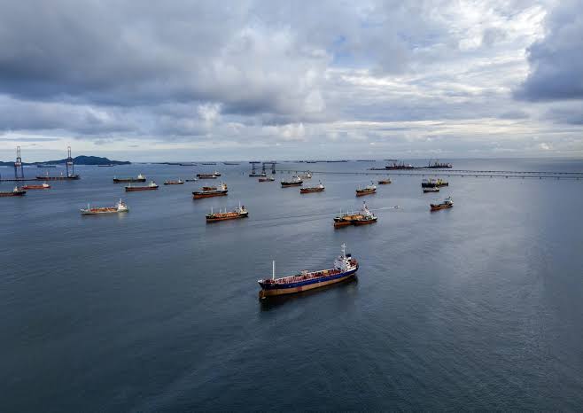 Oil Prices Fall as Iran Signals Talks on Reopening Strait of Hormuz