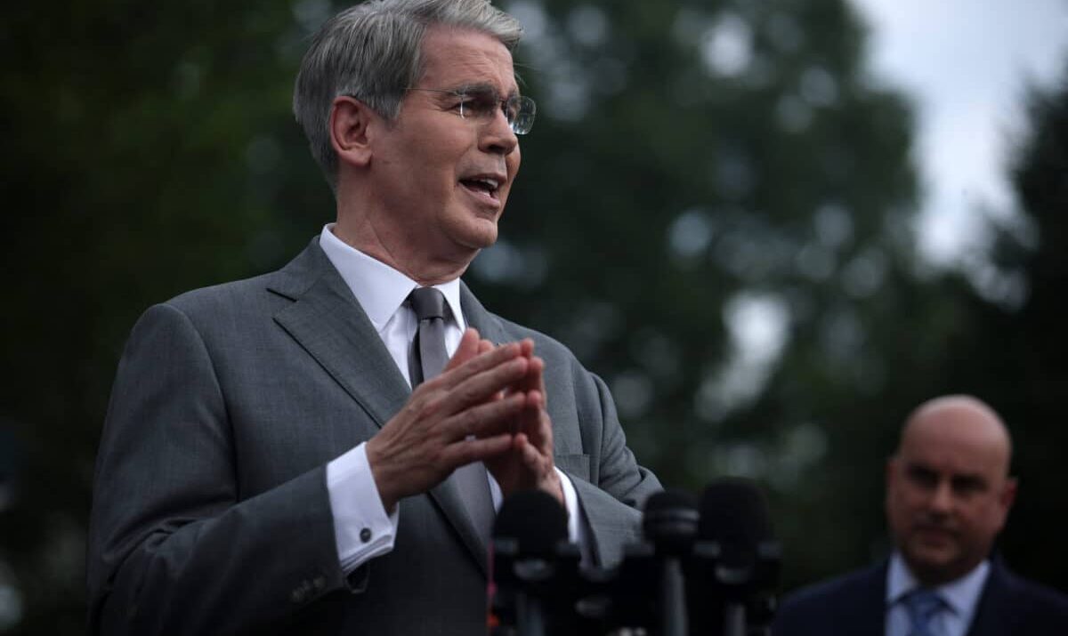 US Pressures Allies and China to Join Iran Sanctions Campaign