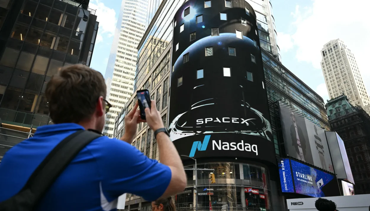 Stocks Rise as SpaceX Deal Shakes Up Telecom Shares