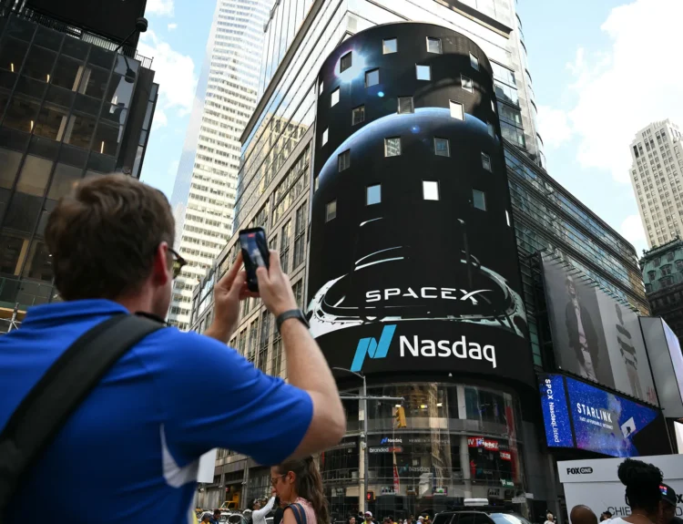 Stocks Rise as SpaceX Deal Shakes Up Telecom Shares