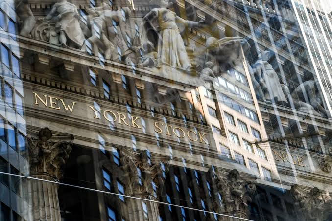 Wall Street’s Rough Week: Tech Falls as Energy Stocks Gain